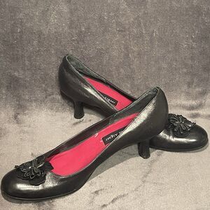 Vintage Etienne Aigner Reno Kitten Heel Shoes-8.5 N Leather Pumps- Flower Accent